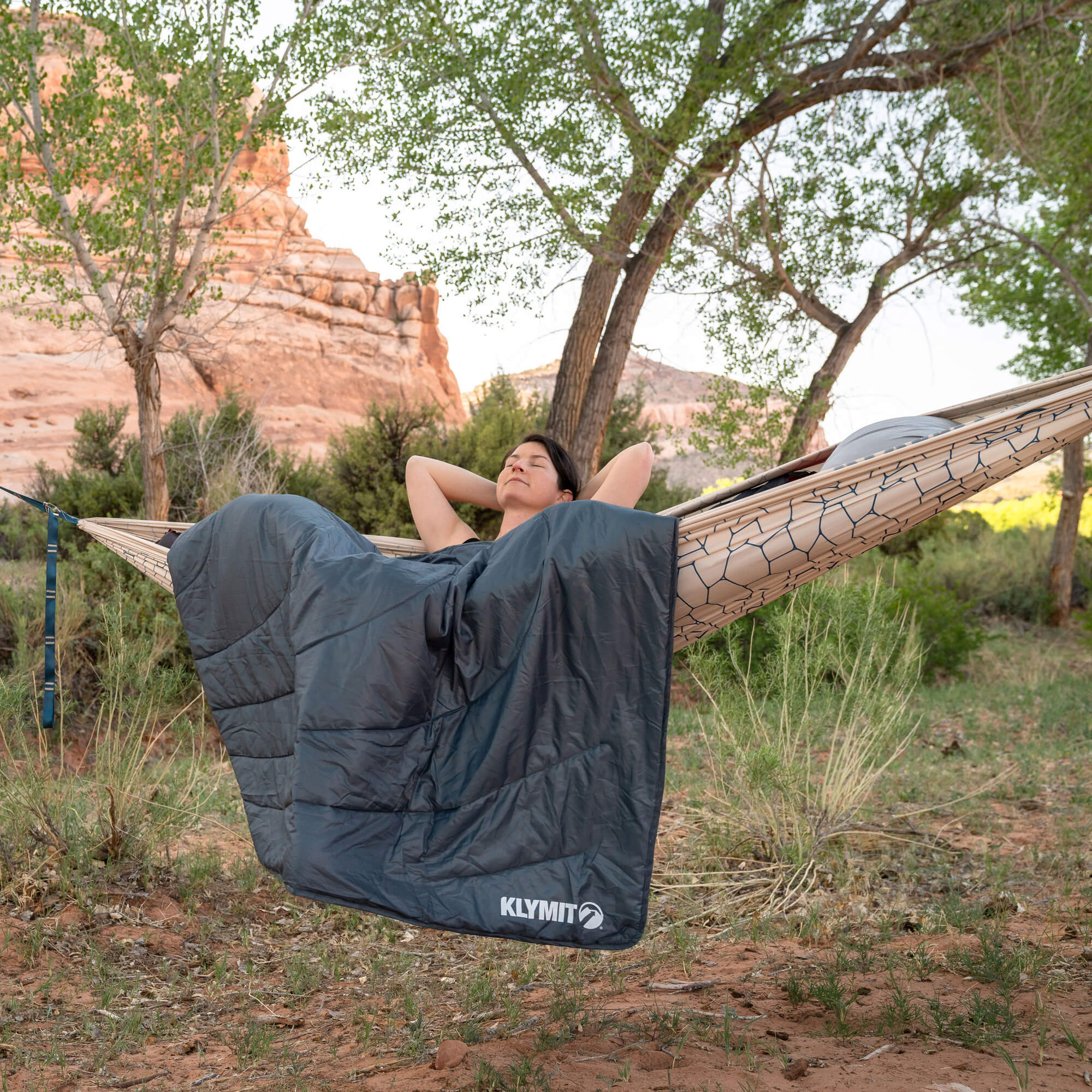 Klymit_HorizonTravelBlanket_13HTGY01C_LS02_2000x2000_1396c4b8-67c6-4649-82db-e5842c8da4ed.jpg