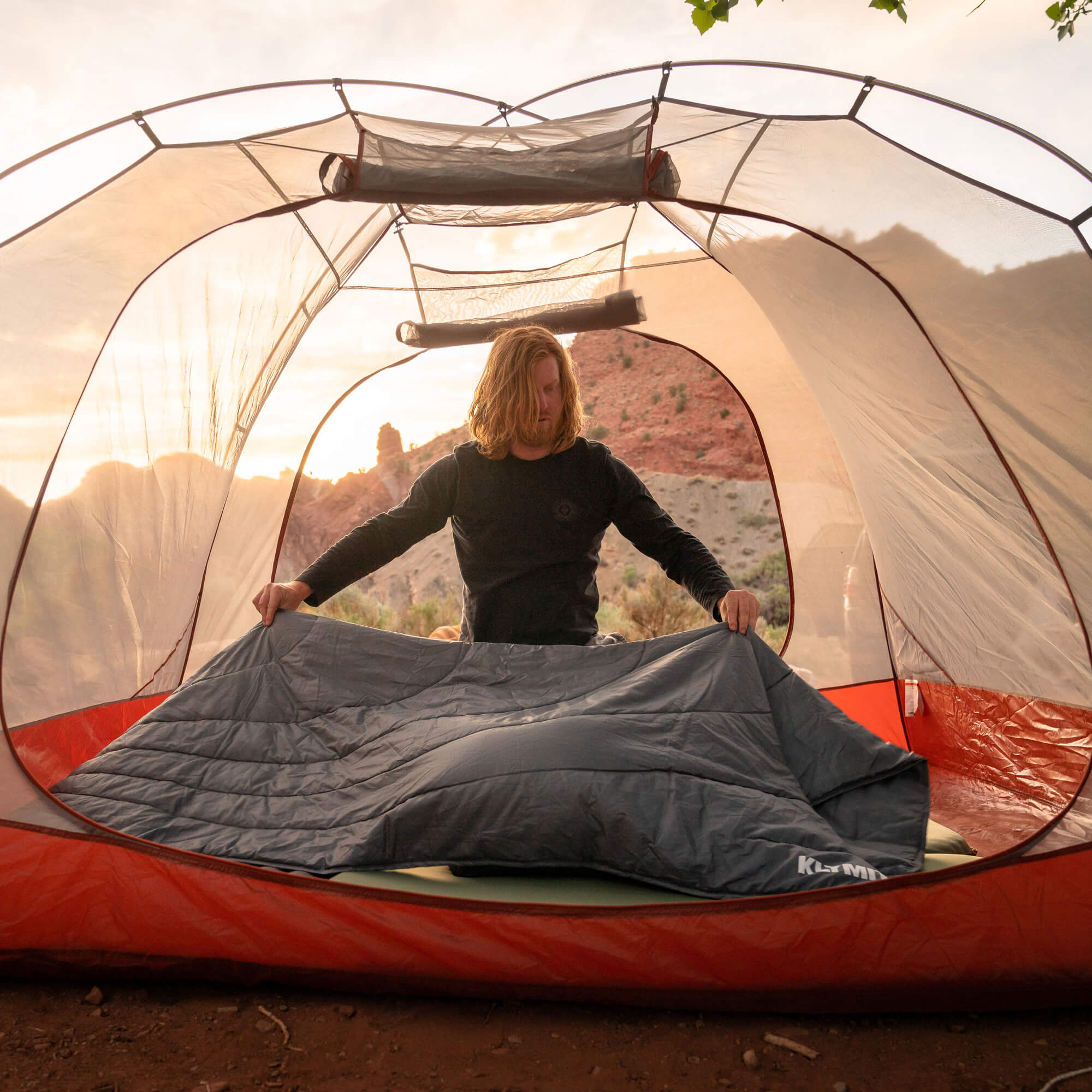 Klymit_HorizonTravelBlanket_13HTGY01C_LS04_2000x2000_7d8e74bc-7812-4650-a8c3-9cf0f69f6488.jpg