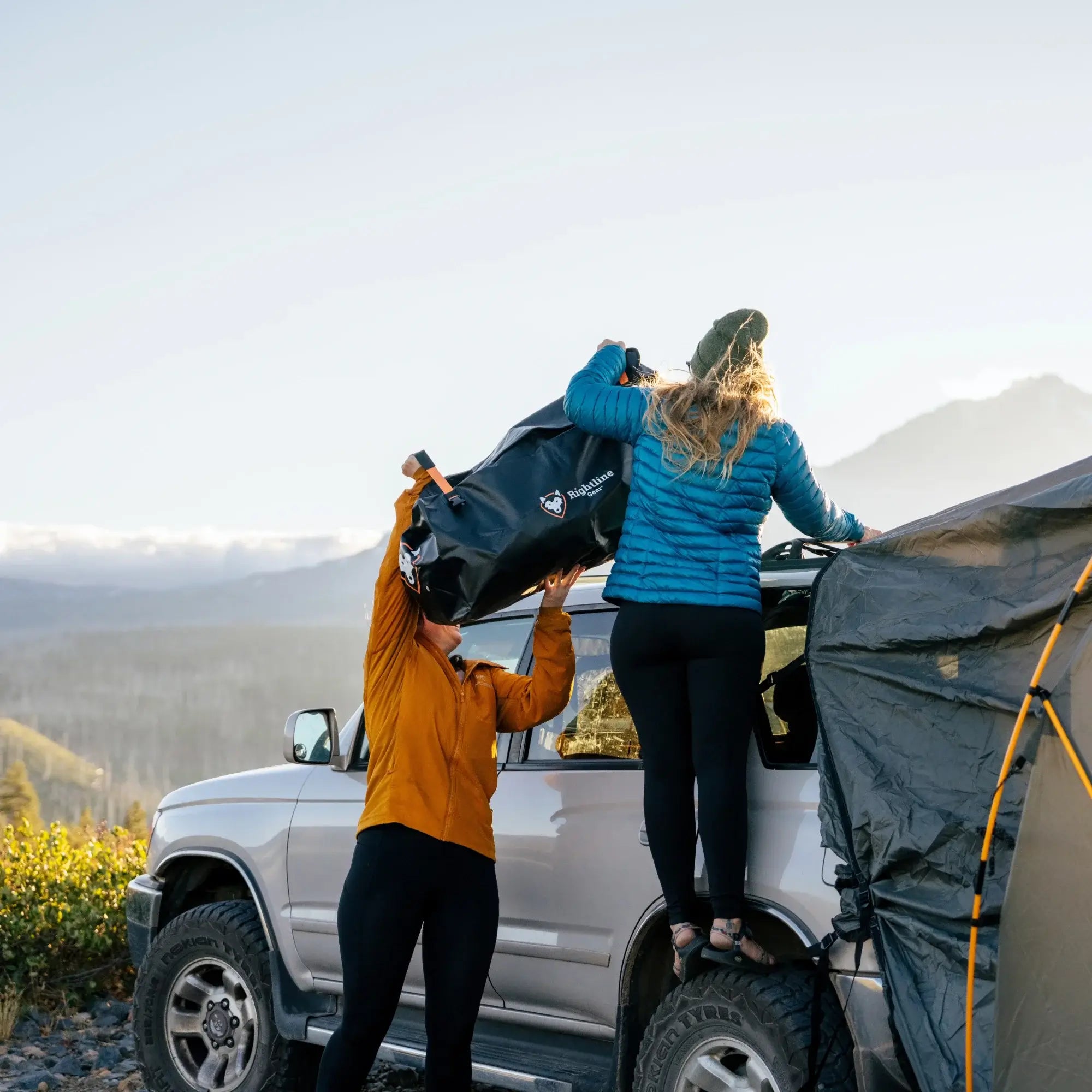Rightline_CarTopDuffel120L_100J87-C_LS09_8640x5760_46f12e25-1dd1-4422-87e5-dcff59416601.jpg